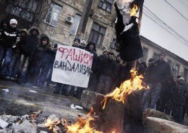В Симферополе публично сожгли чучело Саакашвили