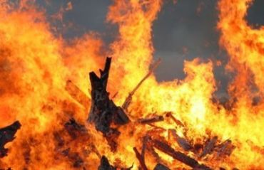 В селе Лазещина сгорели сено и крутая иномарка