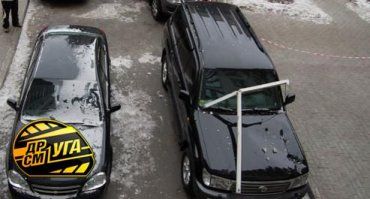 В Киеве выпавшее окно повредило шесть припаркованных автомобилей.