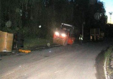 ДТП в Константиновке: потерпела крушение платформа с катками