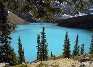 Озеро получило свое название благодаря необычному синеватому цвету воды