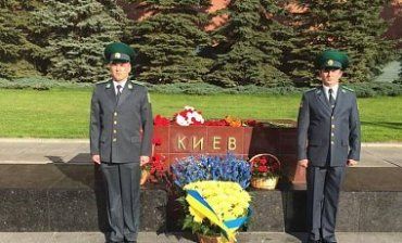 Сотрудники посольства Украины в РФ украсили стелу Киева желтыми и синими цветами