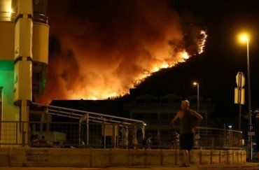 На адріатичному узбережжі в Хорватії та Чорногорії вирують лісові пожежі