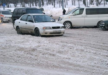 На улицах Ужгорода коммунальщики не успевают убирать снег