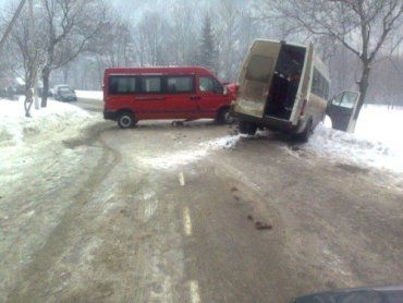 В Раховском районе столкнулись два пассажирских микроавтобуса