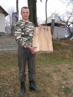 В закарпатском селе лесорубы нашли в дереве изображение креста
