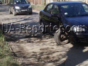 В Ужгороде из-за ямы легковушка потеряла одно колесо