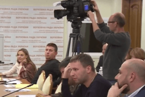 Парасюк поскандалил в Раде из-за внимания СМИ к его телефону