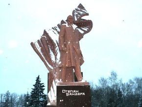 В Тернополе неизвестные похитили гранитную плиту с постамента памятника проводнику ОУН Степану Бандере