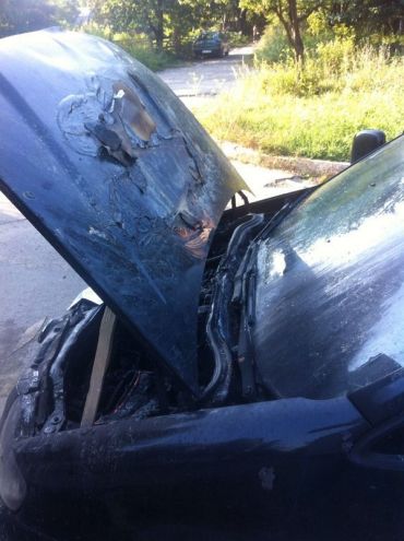 У Берегово зловмисники підпалили автомобіль прикордонника