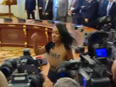 Активистка Femen оголила грудь перед Порошенко и Лукашенко