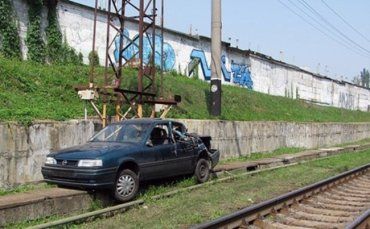 Водитель автомобиля «Опель-Вектра» выехал на железнодорожный путь