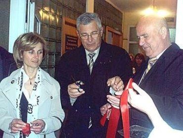Золтан Лендел (на фото в середине) остается основным претендентом в мэры Мукачево