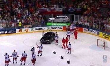 Хоккеисты сборной России покидают лед, не дождавшись исполнения гимна Канады
