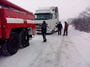 Закарпатские спасатели помогают в буксировке авто на дорогах области
