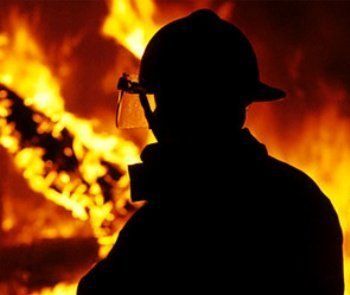 В Рахове спасатели тушили пожар здания цеха
