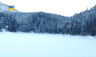 Карпати. Синевирське озеро взимку.