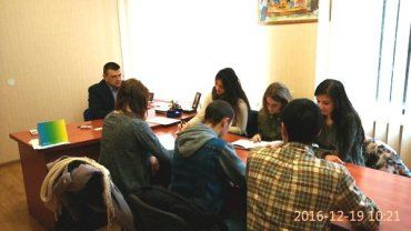 Студенти разом із начальником облуправління Укртрансбезпеки Сергієм Слободянюком