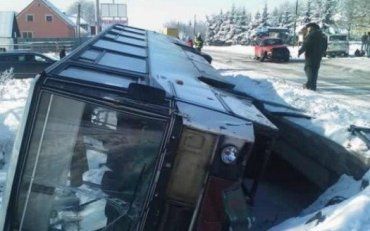 ДТП в Словакии : школьный автобус перевернулся, 7 пострадавших