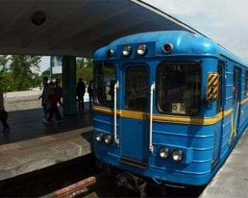 На Святошинско-Броварской линии молодой киевлянин попал под поезд и погиб