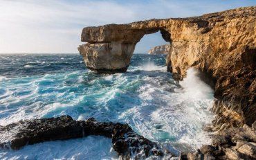 На Мальтах зруйнована скеля у формі арки, відома як "Блакитне вікно"