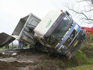 В Венгрии грузовик с гравием на 4 часа заблокировал дорогу