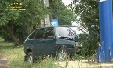 В Ужгороде "ВАЗ" врезался в дерево, - никто не пострадал