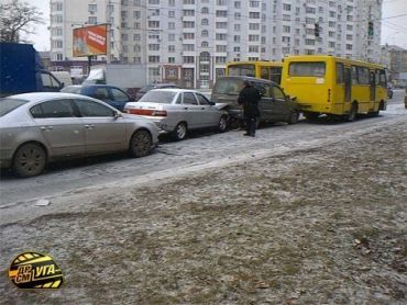В Киеве столкнулось четыре автотранспортных средства