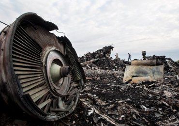 Boeing 777 развалился в воздухе после попадания в него многочисленных объектов