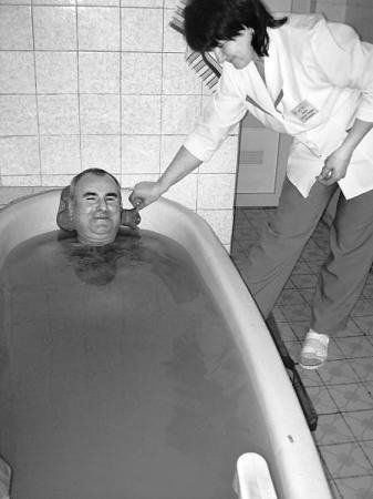 В сероводородной ванне санатория "Синяк" купаются не дольше 15 минут