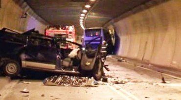 В Словакии лихач на лимузине протаранил автобус в туннеле