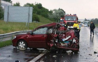 В Венгрии фура переехала Toyota Corolla, водитель не выжил