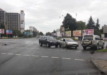 В Ужгороде столкнулись внедорожник с легковушкой