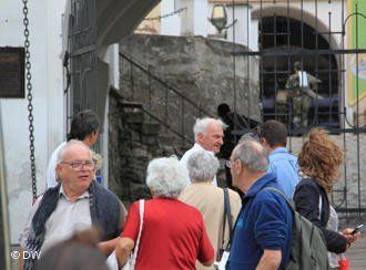 Обурені туристи біля Мукачівського замку