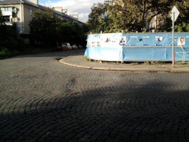 Уже больше двух месяцев этот забор уродует центр Ужгорода