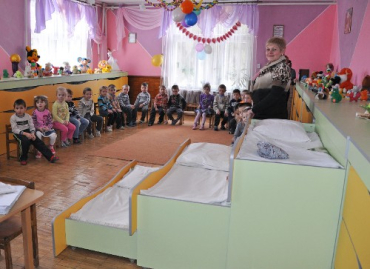 Степан Деркач подарував меблі дитячому садочку у селі Довге