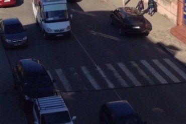 В Ужгороде водители продолжают удивлять выбором мест для парковки