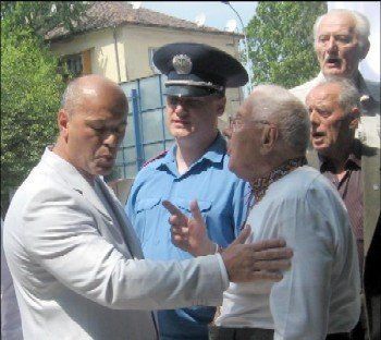 репрессированные не дают выступить мэру Ужгорода Сергею Ратушняку