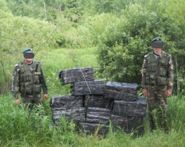 В Закарпатье контрабандисты перед операцией прячут сигареты в кустах и каналах