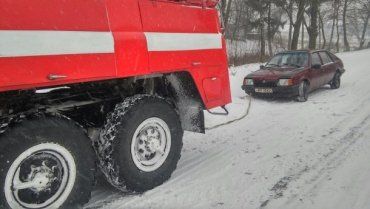 У звільнених зі снігових заметів автомобілях перебували 4623 людини
