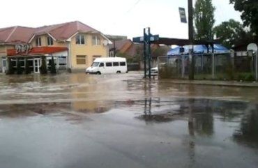 В Ужгороде многие водители привыкли к частым потопам улиц