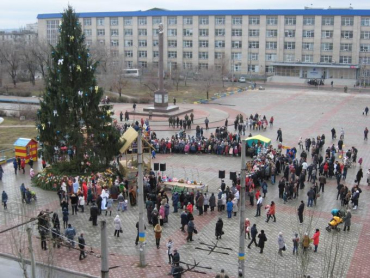Главную елку Луганской области привезли из Закарпатья