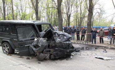 В Киеве крутая Toyota Prado отправила Mercedes "рубить" деревья