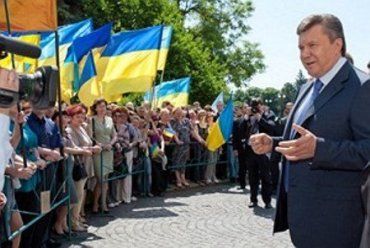 Виктор Янукович поговорил с ужгородцами у Белого Дома