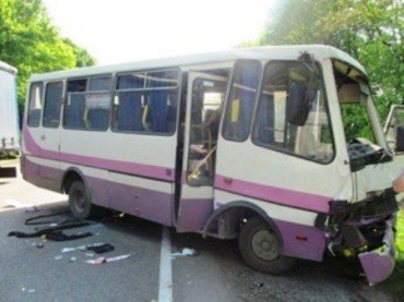 Во Львовской области столкнулись два автобуса и грузовик