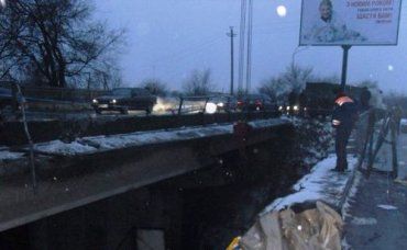 В Павлограде камион с прицепом слетел с моста на полном ходу
