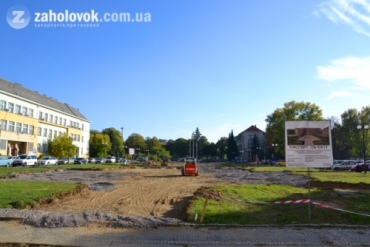 Площадь Народную в Ужгороде закладывают камнем и кирпичом