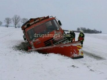 В Венгрии так много снегоуборщиков, что они теряются на дороге
