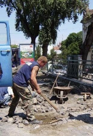 В Ужгороде ремонтируют мостовую перед пешеходным мостом
