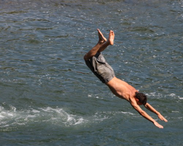 В Ужгороде прыжок в воду на карьере может стать последним
